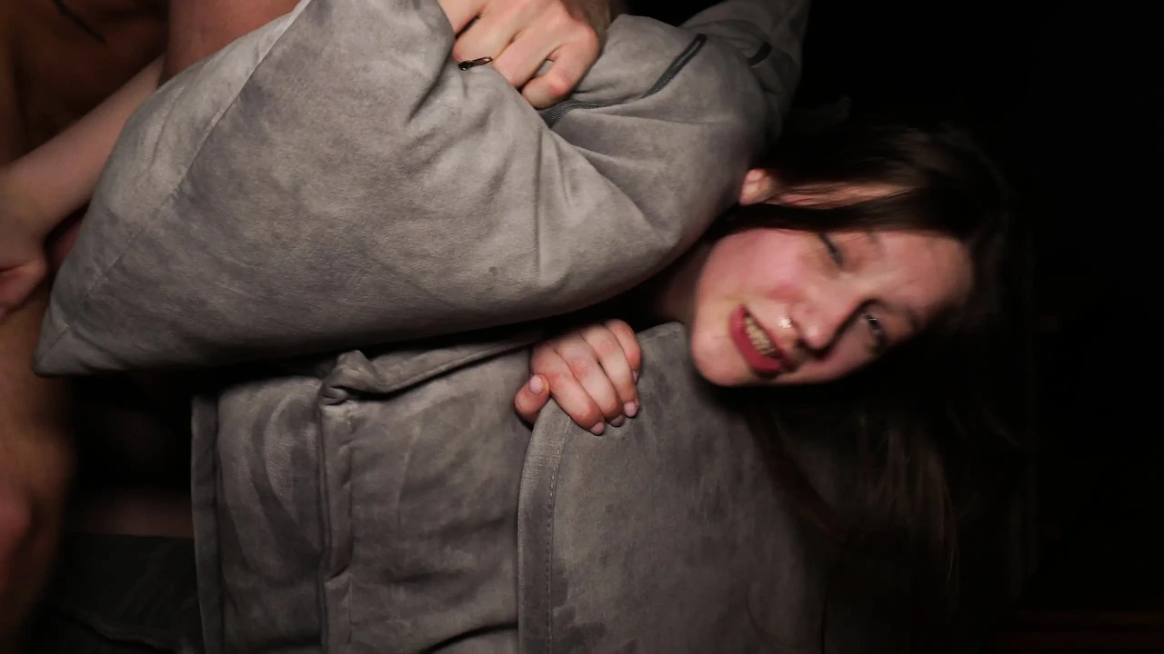 严厉的俄罗斯戈普尼克人有三条条纹的粗暴性爱。Margo Von Teese。