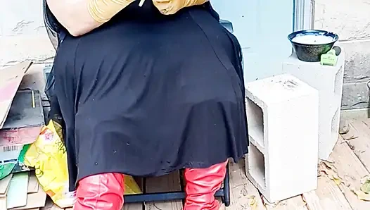 Девушка-летучка делает в ней перекур