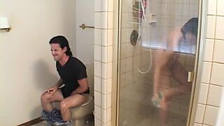 Fellow saß auf dem Stuhl und wurde sehr lustvoll, das Mädchen in der Dusche zu beobachten