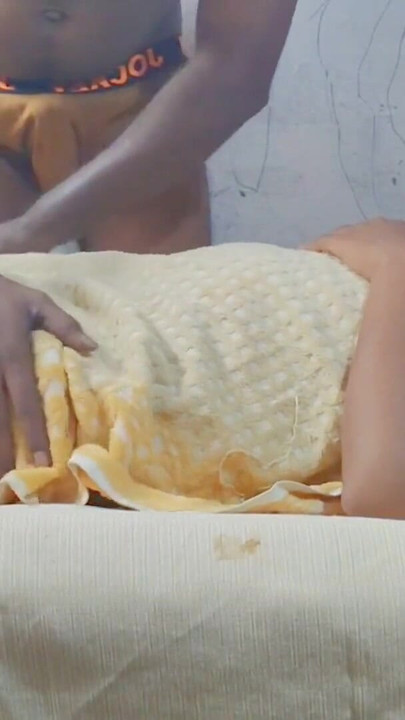 Telugu ev hanımı erkek arkadaşına masaj yapıyor ve emiyor | Klip 1