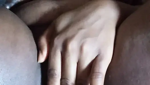 Купаюсь и трахаю пальцами мою киску