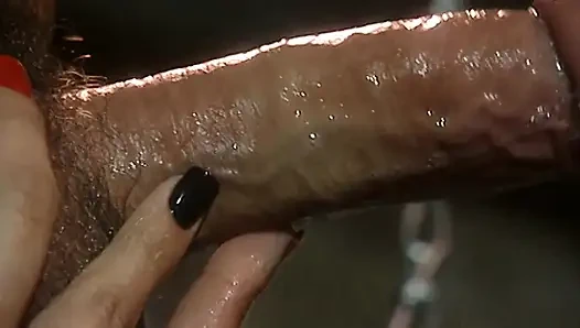 BDSM ilişkisinde kölenin yarağına ateşli bir sakso çekiyor