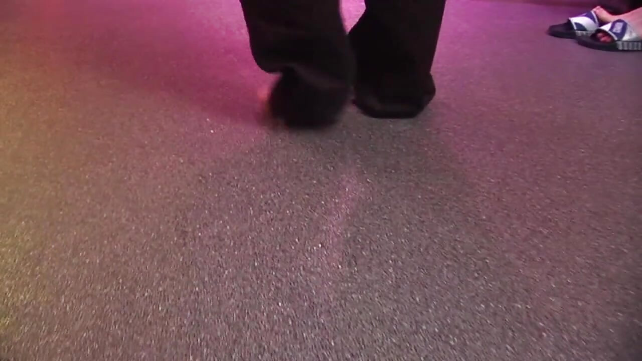成熟棕髮女在群體狂熱中因激烈指交而噴水
