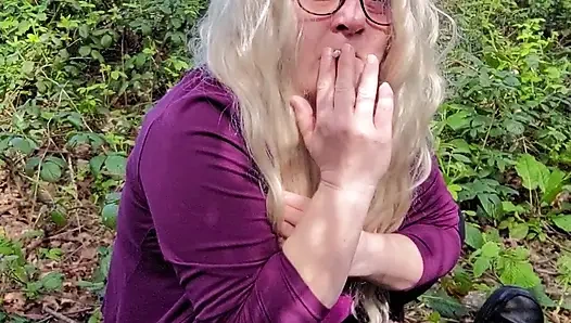 Сучка-блондинка сосет куколд папочки