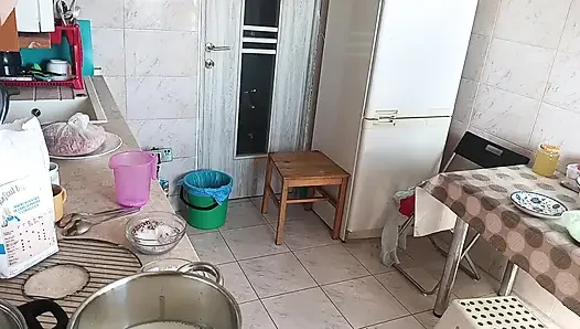 Pasangan gila bersenang-senang di dapur