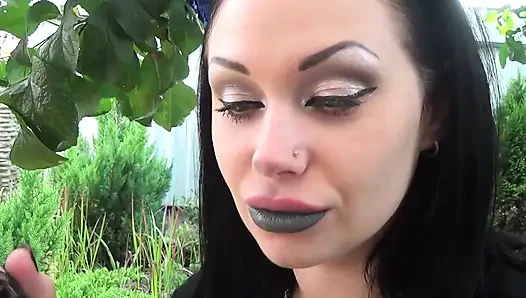 Alex melumuri lipstik mengkilap berciuman di seluruh wajahnya di luar ruangan! + Permainan lidah kecil!