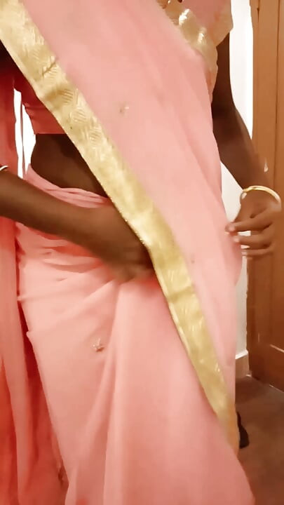 ตูดใหญ่และหีของเมียทมิฬ Desi โดนแกล้งเสียวใน Saree หลังโรงแรม - หนังผัวชอบให้เมียมีชู้! Indianhotwifex