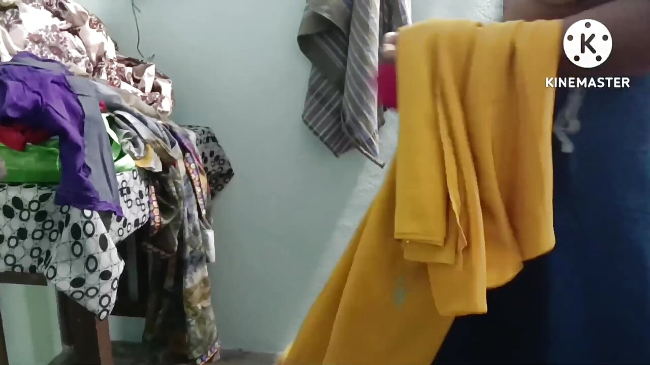 אשת כפר הודית לוהטת מראה בובות גדולות ושותה קולה