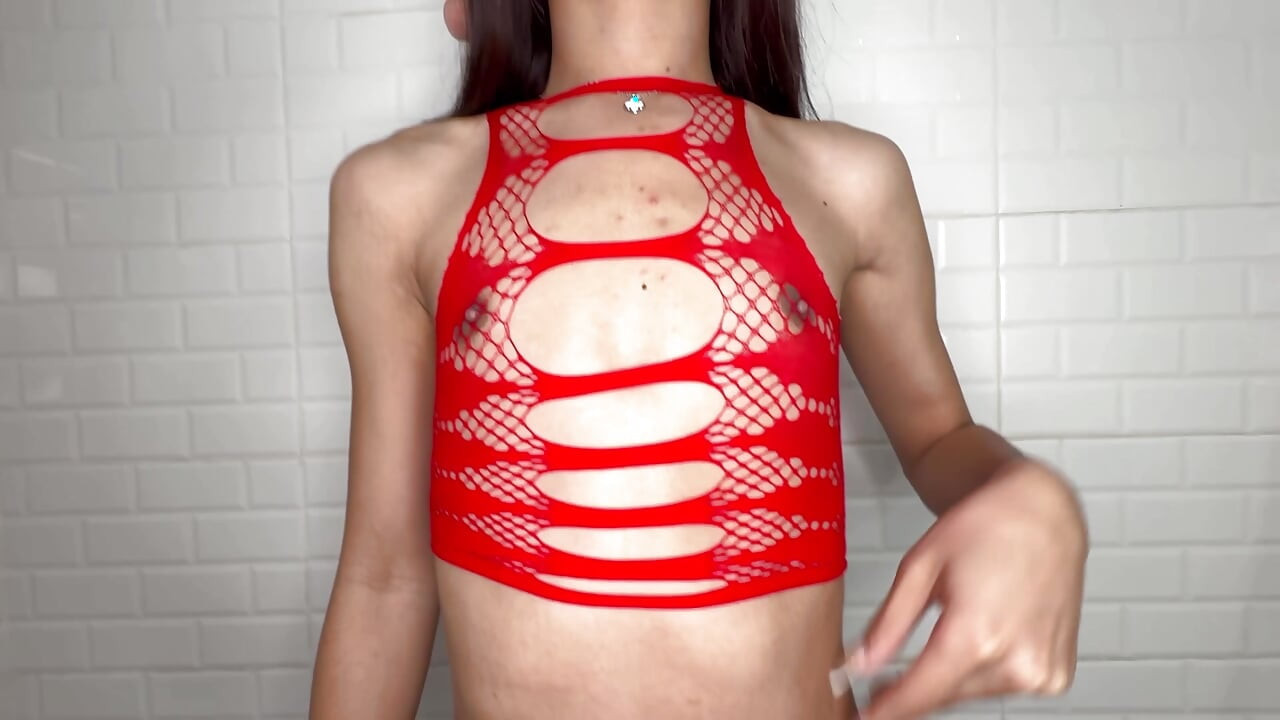Ladyboy August esqueceu de usar roupas, mas isso não é um sonho.
