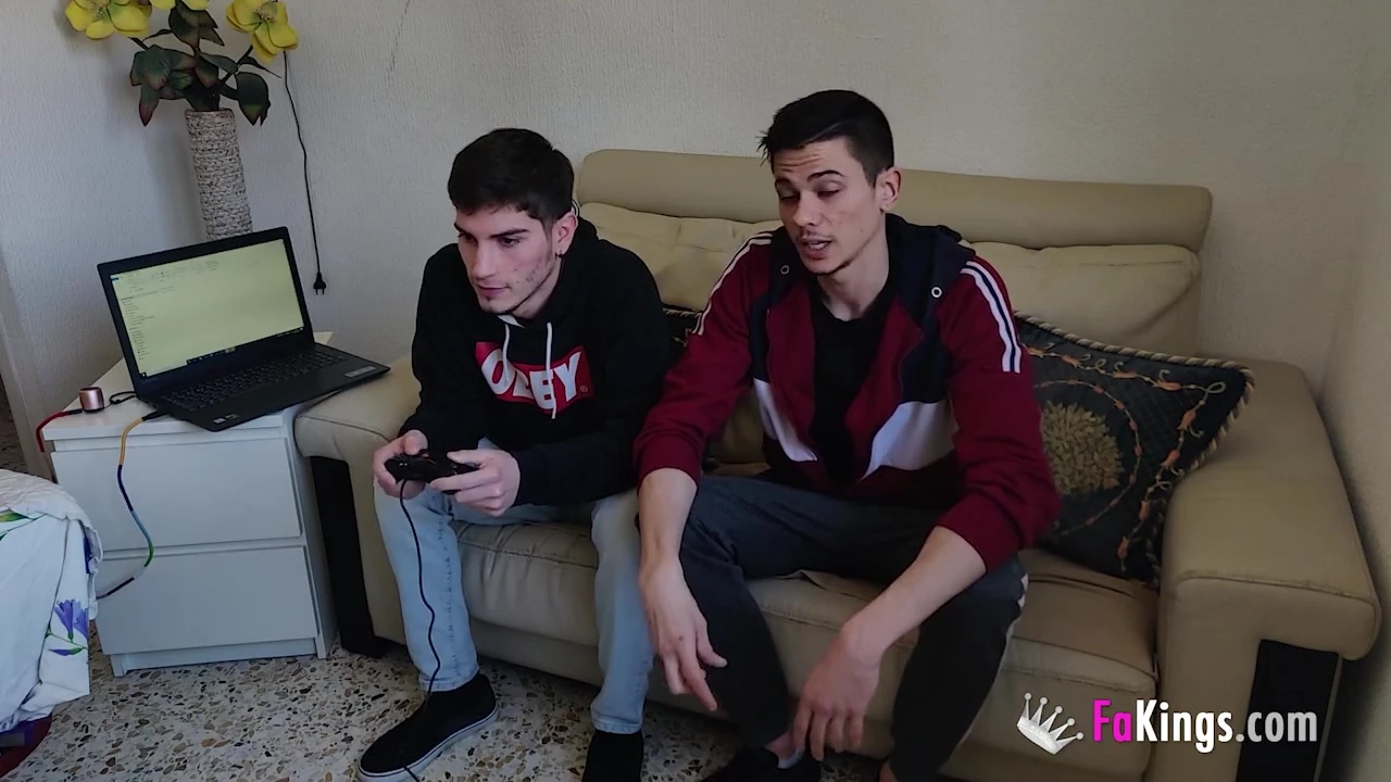 Sex în trei între doi tipi excitați și iubita lor adolescentă sexy