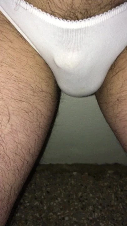Solo mojando mis bragas de algodón blanco
