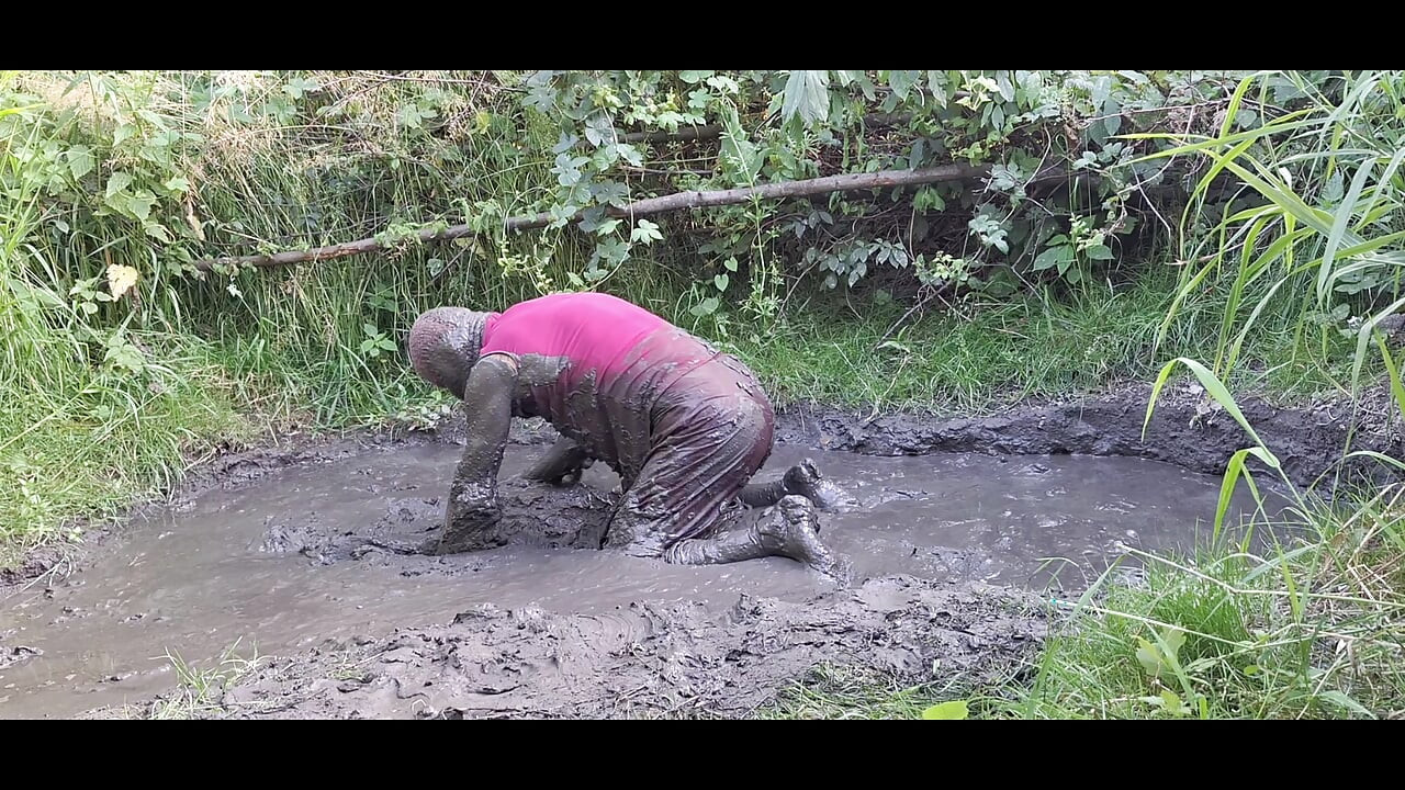 長い赤いスカートでの自慰