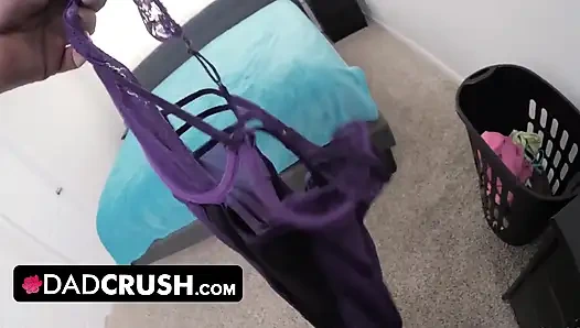 Heißes teen erwischt beim nackten internet-strippen von stiefvater bekommt ihre muschi versohlt und gefickt