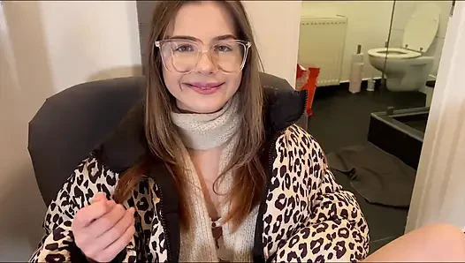 Rus Kız Ayaklarıyla Sikişiyor