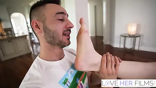 Horny Olivia Madison Gets Her Huge Foot Worshipped