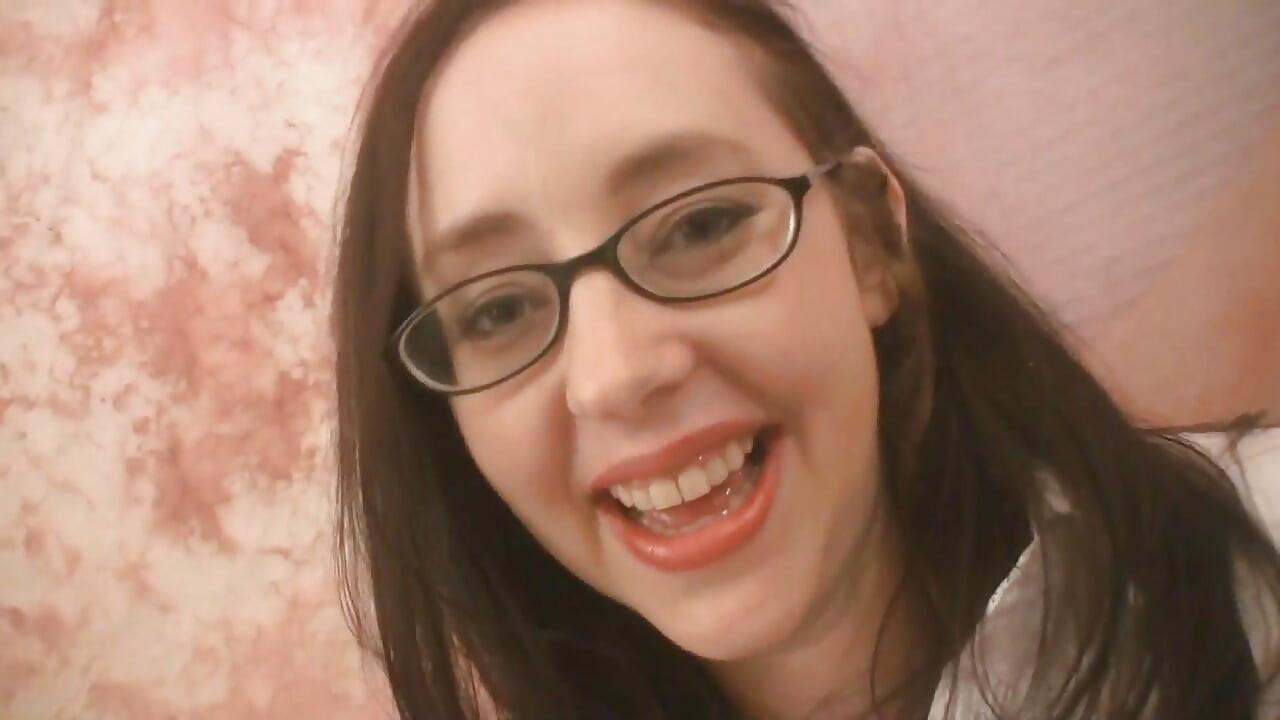 我的继女总是想和我一起吮吸我的大鸡巴...她想要我拍摄她!!