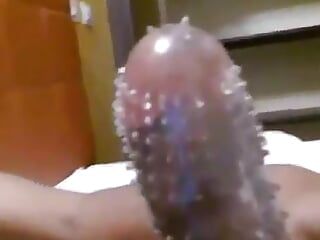 Un mec tamoul sexy se branle avec un préservatif côtelé.