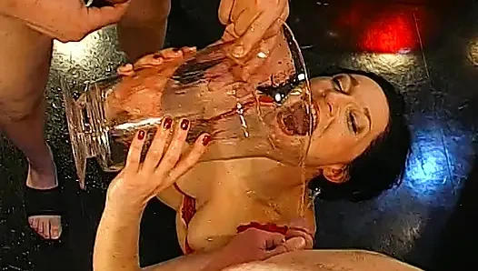 Мне Это Нужно Сейчас! - Чернокожая Красотка Промокает От Моча Во Время Дикого Тройничка