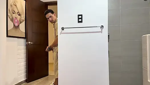 Üvey annemin mastürbasyon yaptığını keşfediyorum ve o kadar azıyorum ki onu üvey babamın yatağında sikiyorum.