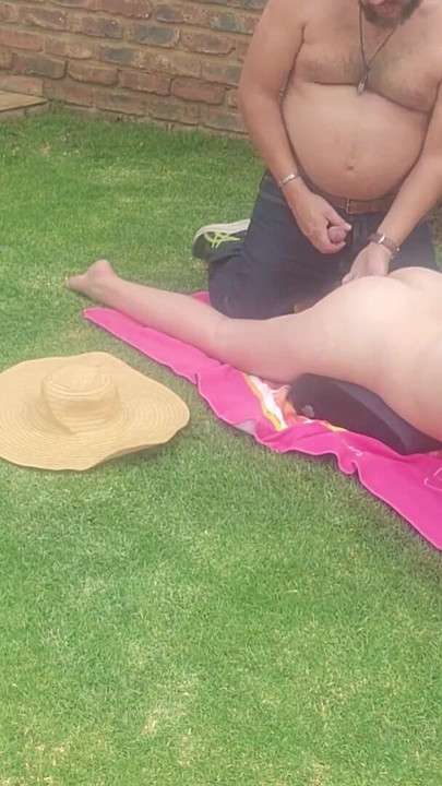 Memorabile momento da "Mia moglie si stava abbronzando fuori, ho solo dovuto scoparla nel culo"