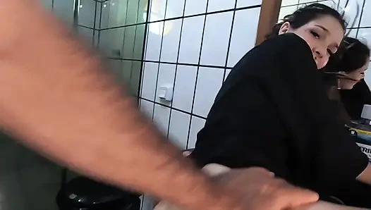 Лижет ненасытную