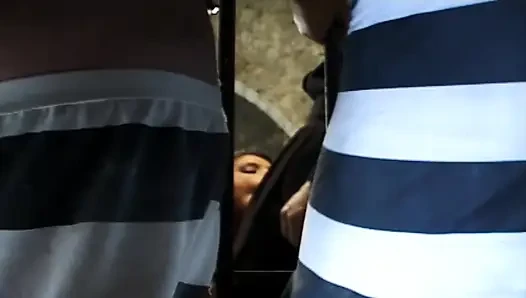 Esmer orta yaşlı seksi kadının kostümlü hunk ile vahşi fetişi