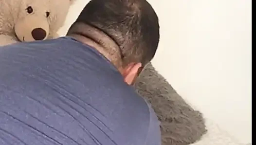 Ich massiere meine Freundin und dann bittet sie mich, sie mit einem Dildo zu ficken