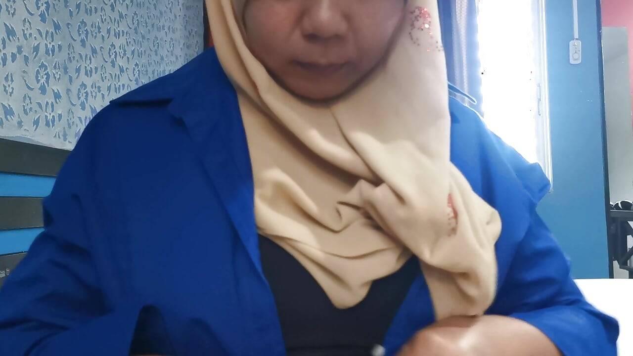 Muslim stepmom kicks big to show her son-in-law
