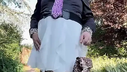 Dışarıda bir gece için küçük beyaz etekli giyinmiş