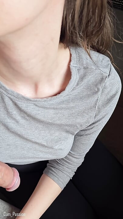 Gorąca ręczna robota z masywną spermą na ubraniach