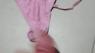Masturbarse en la sexy tanga rosa de la esposa