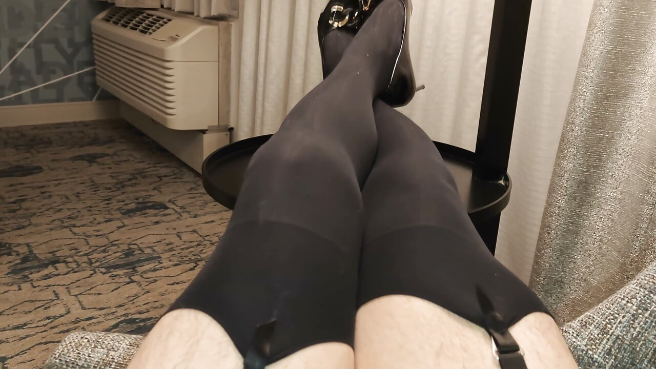Travesti masturba-se no quarto de hotel e goza por todo o lado nas meias e nos saltos
