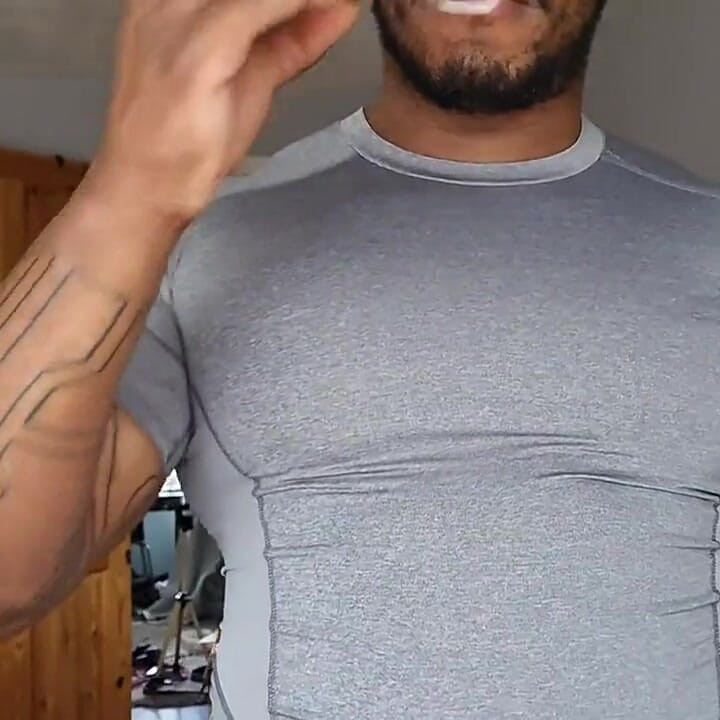 誰愛胸部彈跳和乳頭玩弄。