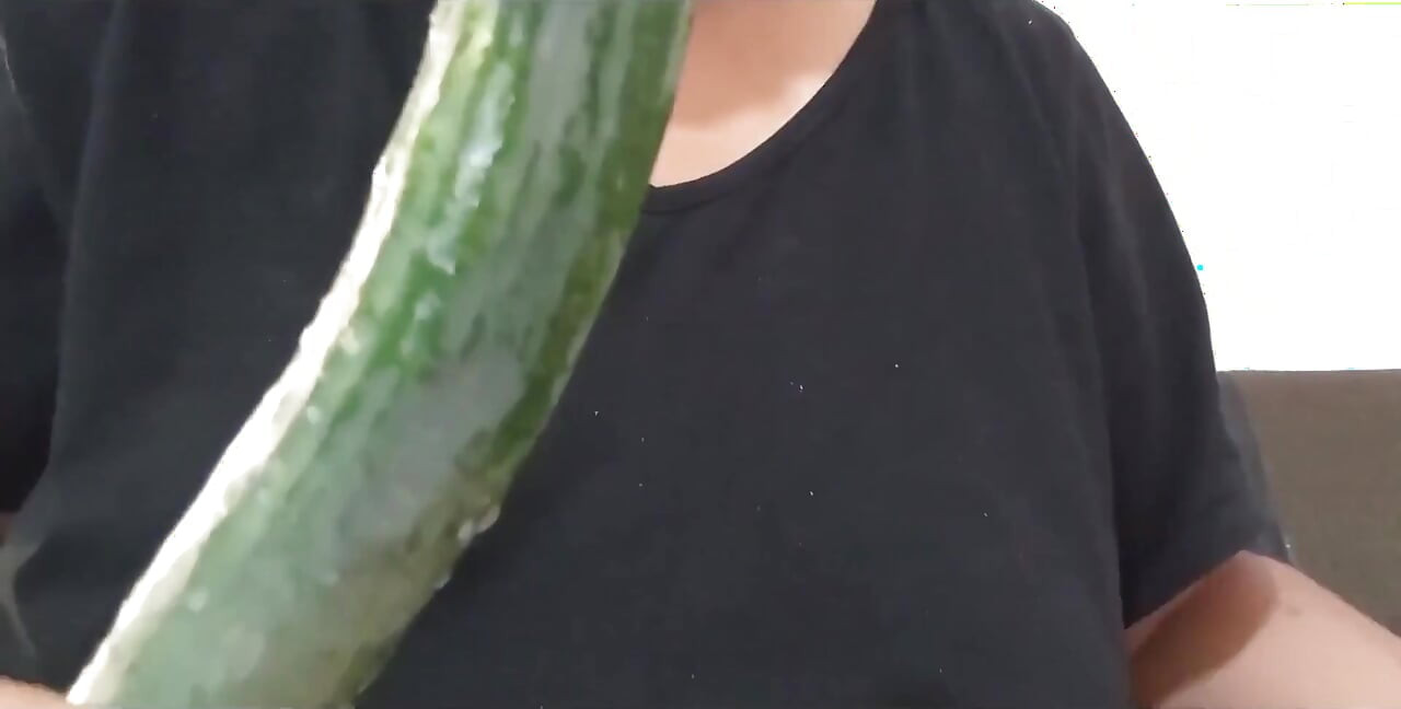 Ma belle-mère joue avec son concombre