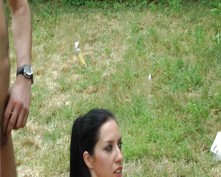 Brunetă frumoasă face sex cu trei penisuri mari în grădină