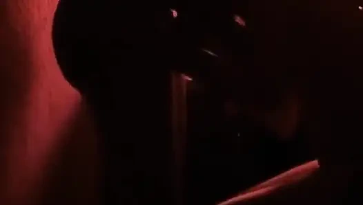 Intensiver romanischer sex in rotem zimmer führt zu creampie