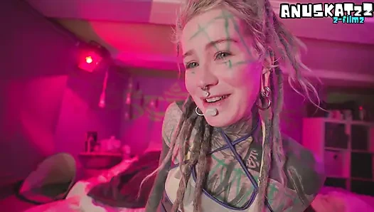 Dildo tief in meinem arsch, während ich zuhause hart streiche und edging