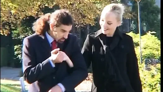 Azgın transeksüel ile çok ateşli grup seks partisi sakso çekiyor ve götten sikiliyor