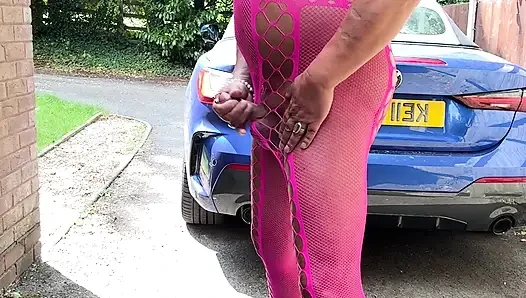 La sexy travestita kellycd2022 in tuta a rete rosa e tacchi a rete