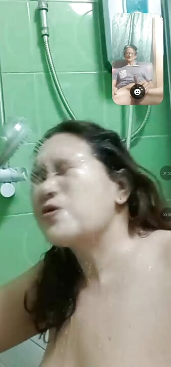 Sie nimmt ein Bad als regelmäßiges Video-Sex