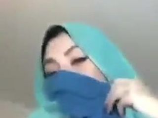 Hijab toont tieten