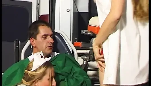 Muhteşem sarışın Alman hemşireler ambulans minibüsünde paylaşıyor