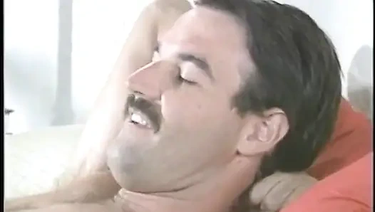 Cewek seksi dientot sama cowok gagah erotis di ranjang setelah nyepong kontol