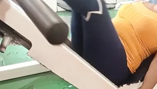 Wanita gym setuju untuk pulang