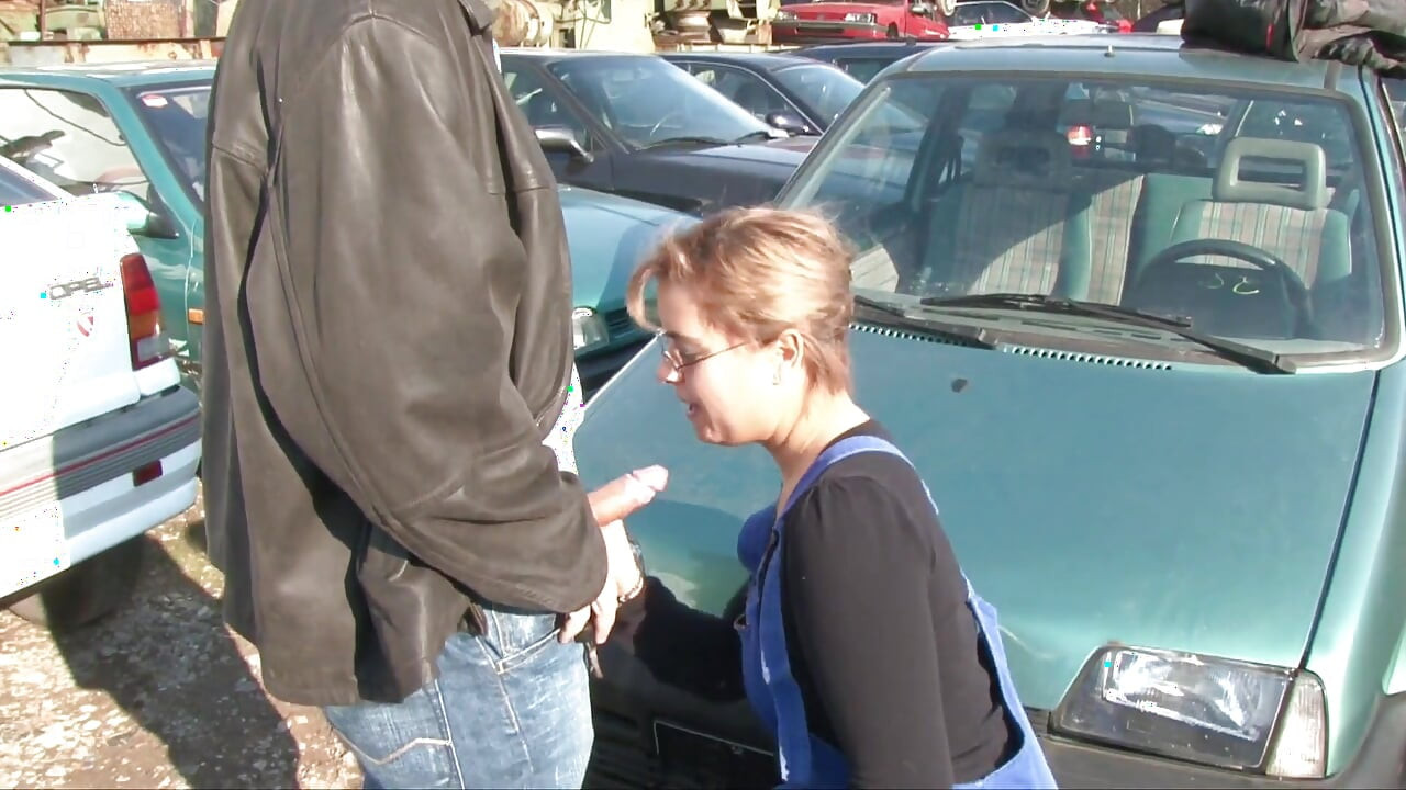 उत्तेजित जर्मन जोड़ा कार के बोनट पर चुदाई करता है