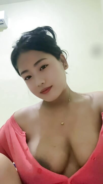 好色的年輕大奶媽媽獨自在家