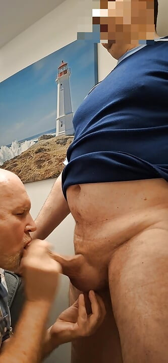 Papi se fait sucer. Papa suce une bite de papi