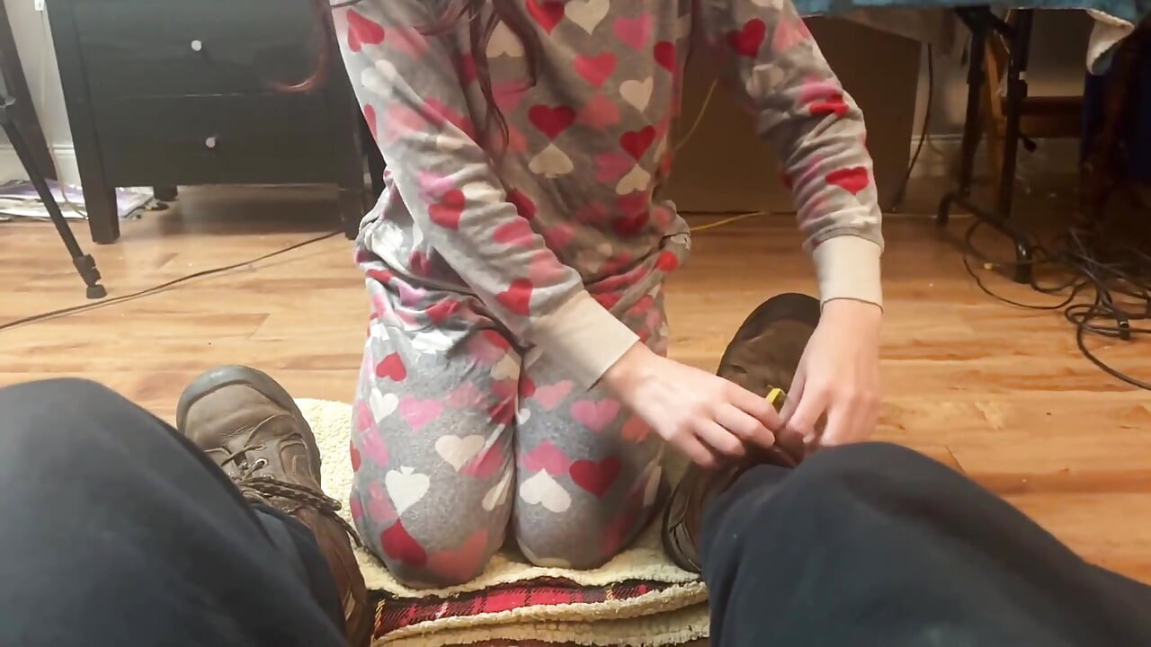 Kız yaşlı adamın çizmelerini kokluyor çoraplı ayaklar
