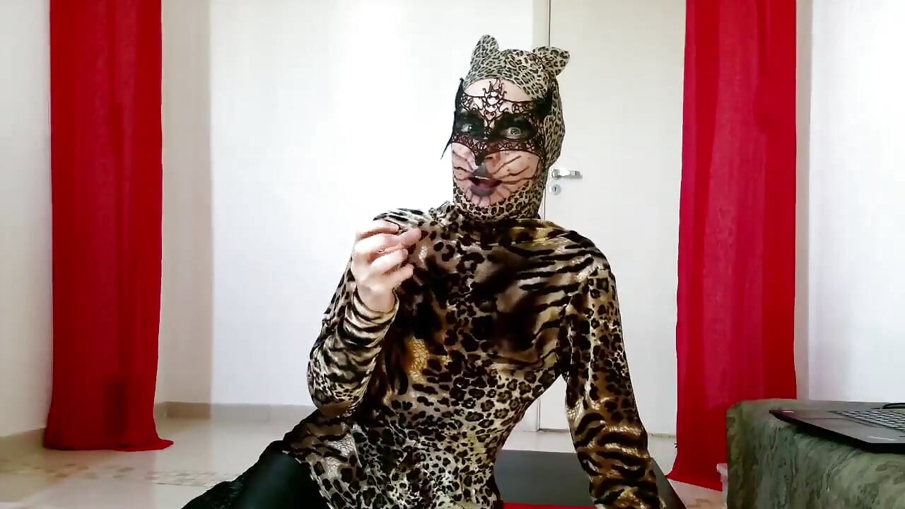 Hladová CatWoman ukazuje, jak používat tounge na ptákovi