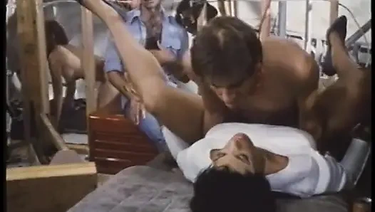 Bir sürü sürtük vücutlarının her yerine sıcak döl alıyor